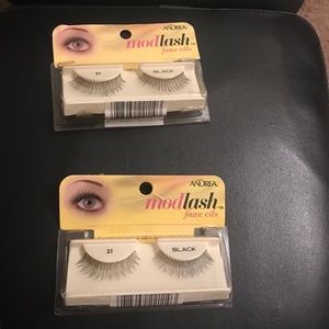 2 unused fake eyelashes